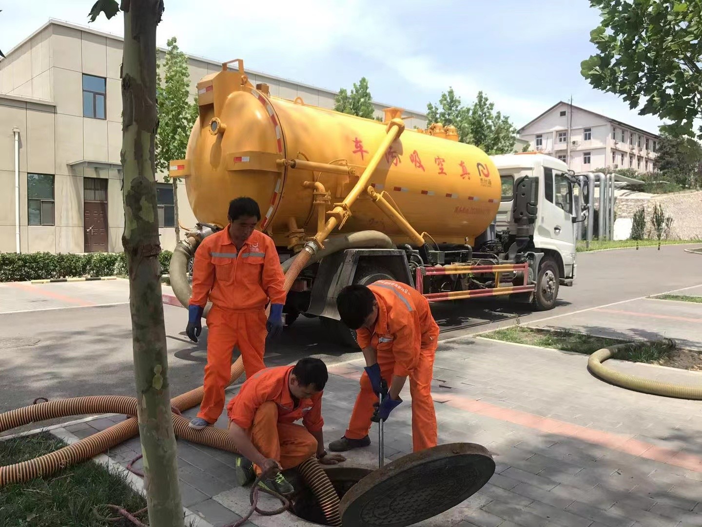 嘉祥化粪池清理与5-8吨吸粪车施工效率分析